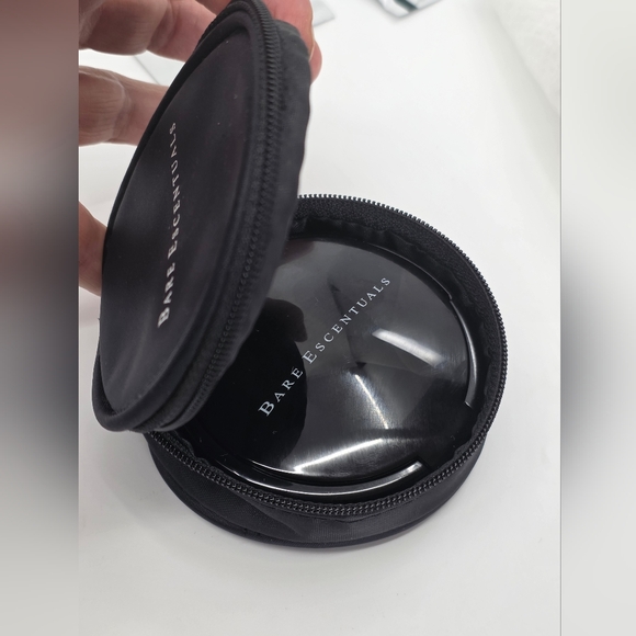 Bare Escentuals Compact with Mirror, Brush, Powder Comparment, & Travel Case - Picture 5 of 6